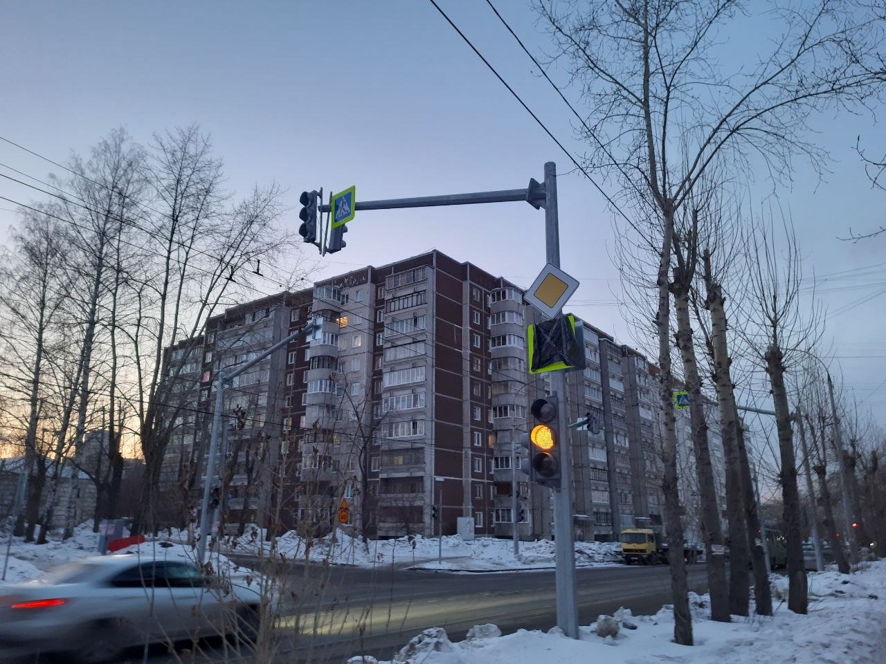 В Екатеринбурге появился опасный светофор, который запутал пешеходов и водителей
