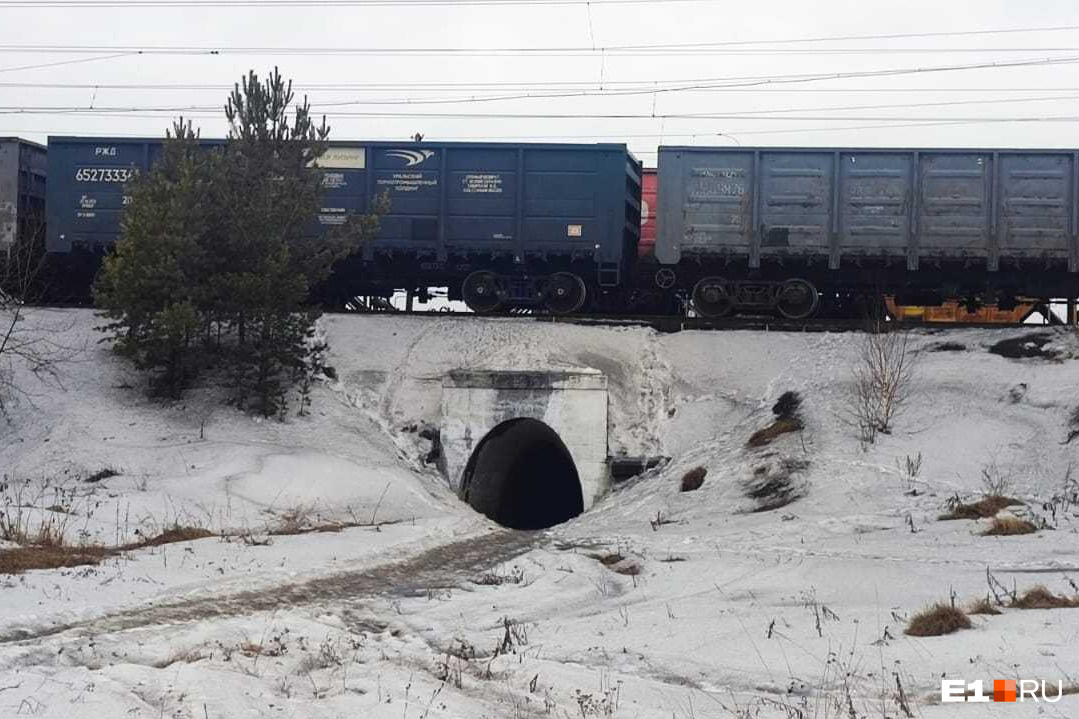 Грузовые поезда загнали уральцев в дренажный тоннель