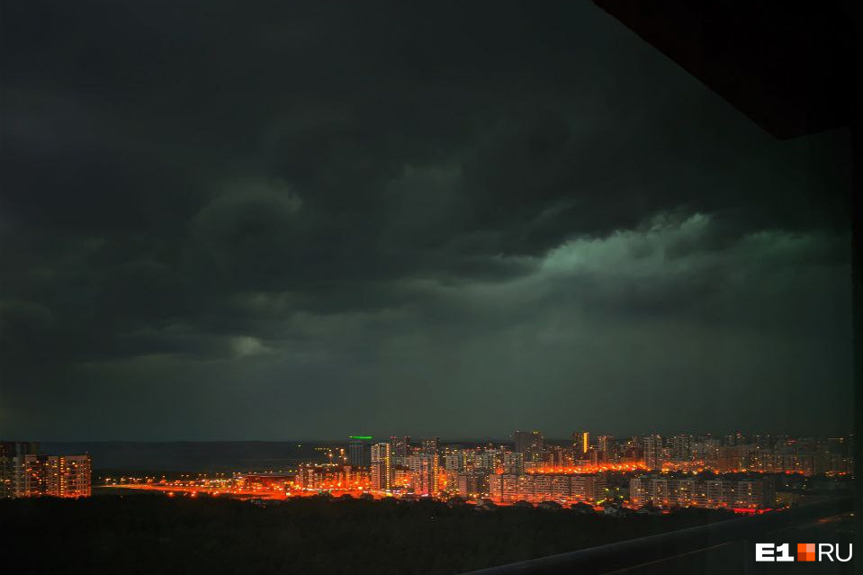 Это Екатеринбург или Готэм? 10 страшно красивых фото туч над городом