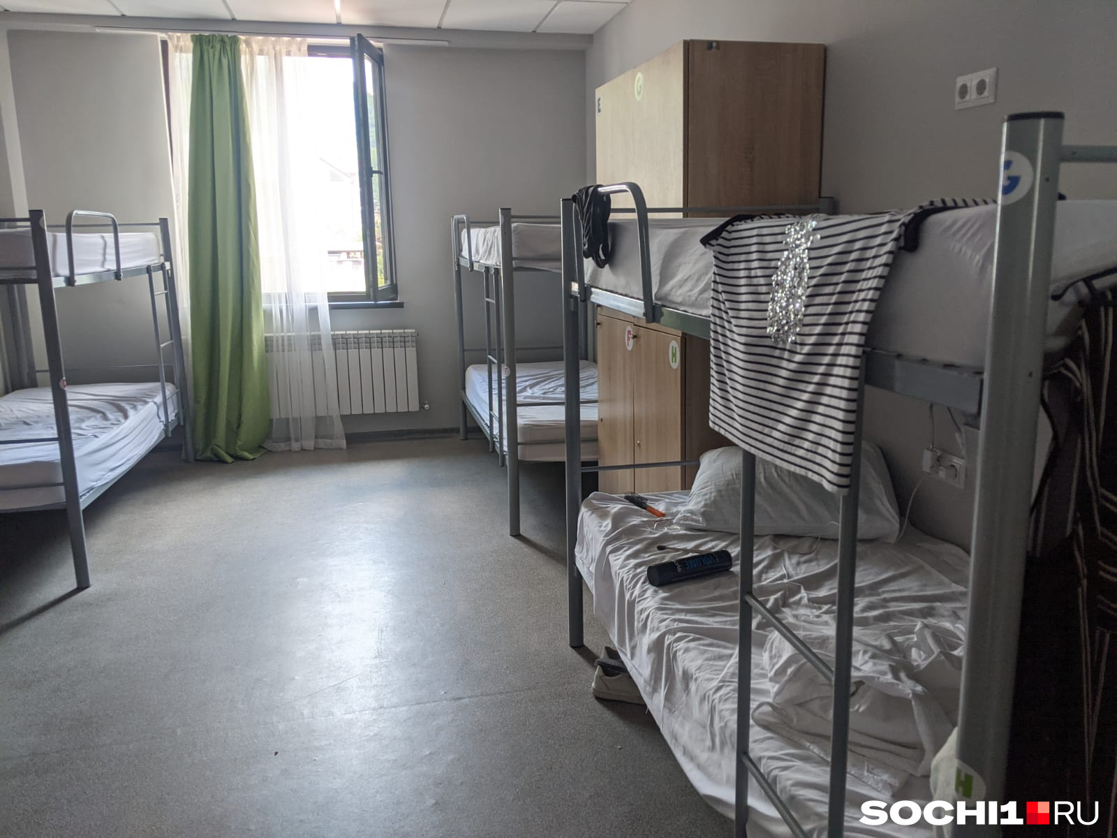 В номере широкие, хоть и скрипучие кровати В номере широкие, хоть и скрипучие кровати
