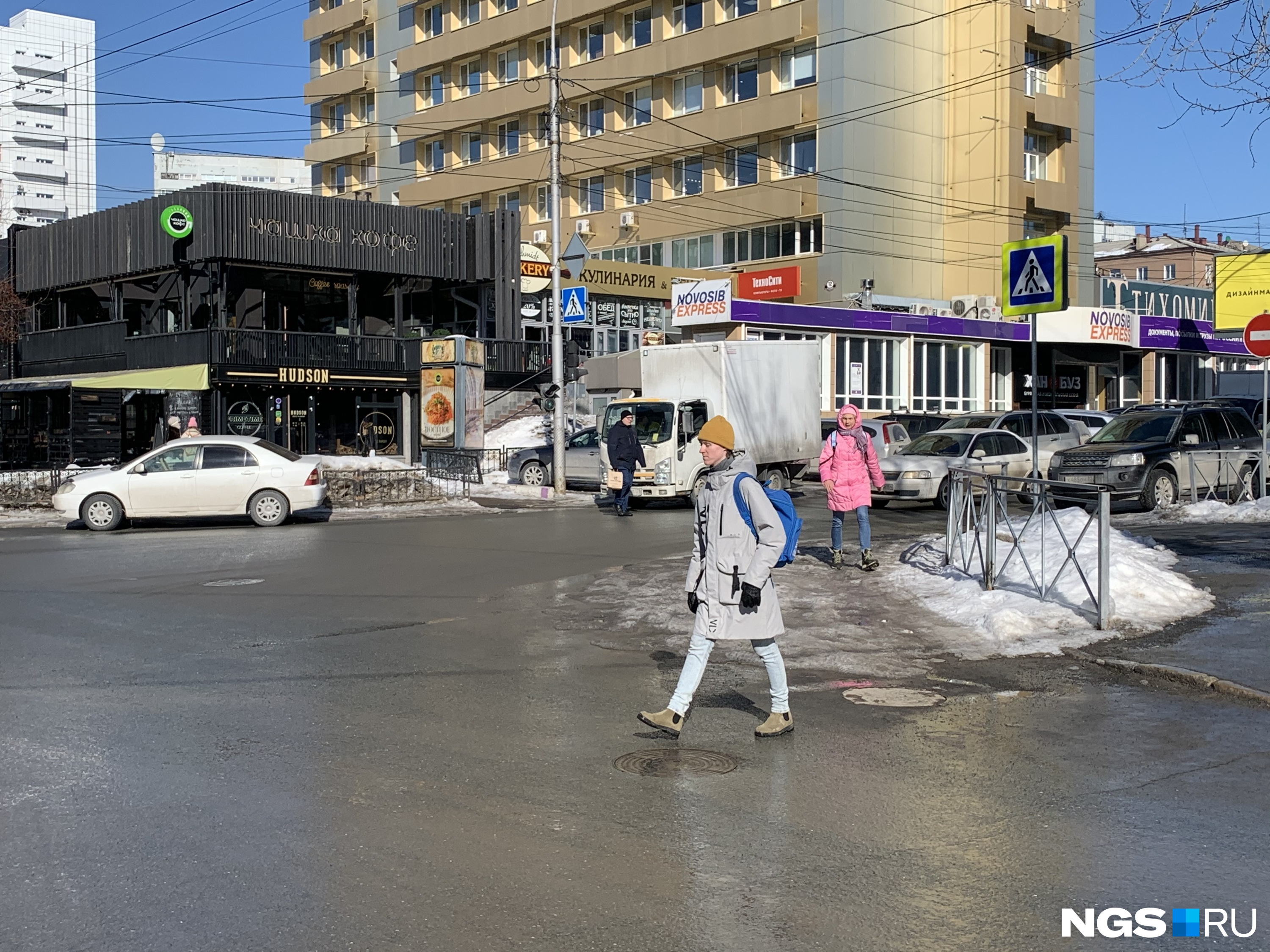 В Новосибирске еще один светофор перевели в особый режим, когда всем машинам горит красный