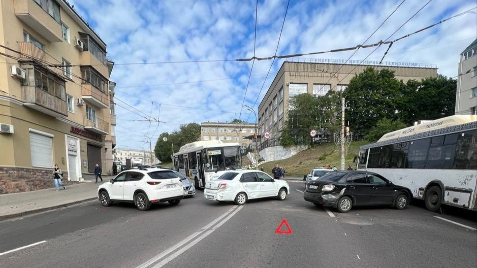 Автобус и четыре автомобиля столкнулись у гостиницы «Украина» в Воронеже