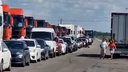 Южноуральские автомобилисты вновь встали в многокилометровой пробке на границе с Казахстаном