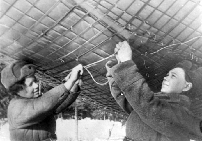 Снимок сделан в 1942 году неизвестным фотографом: девушки готовят к запуску аэростат