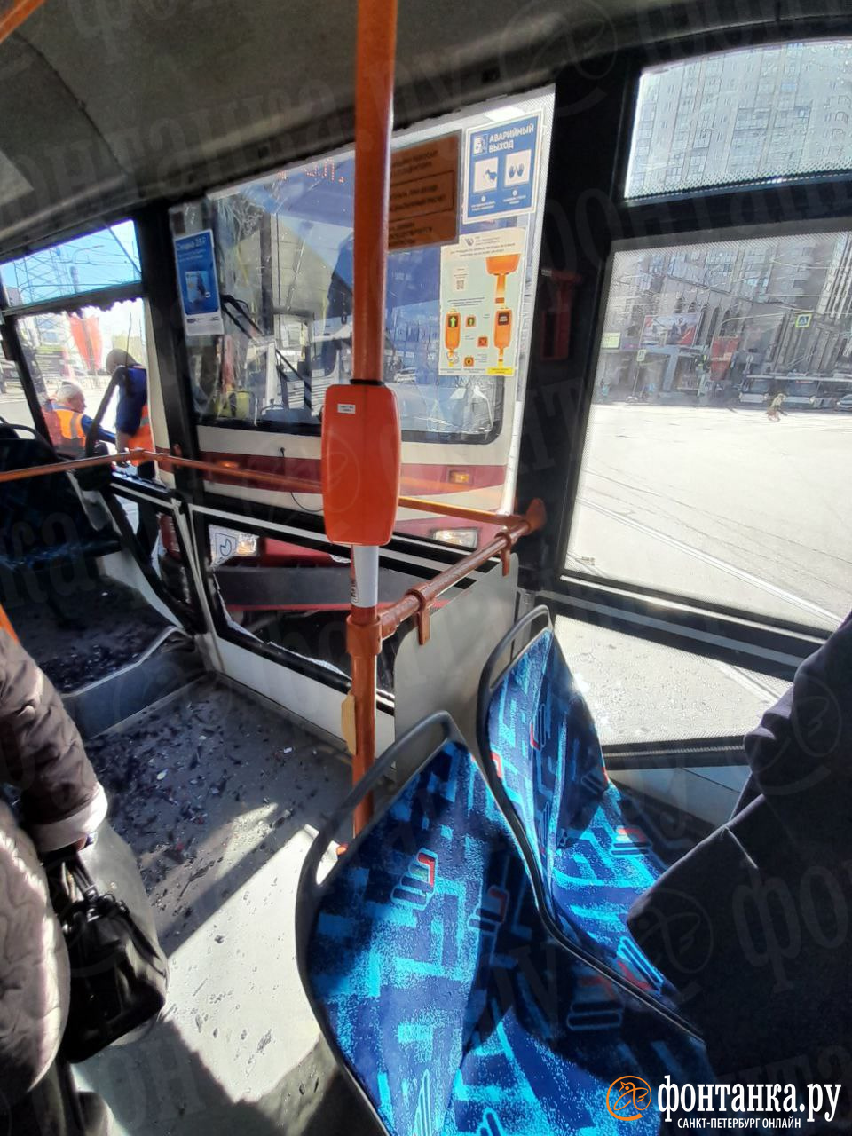 На севере Петербурга трамвай буквально въехал в троллейбус. Пострадал ребенок
