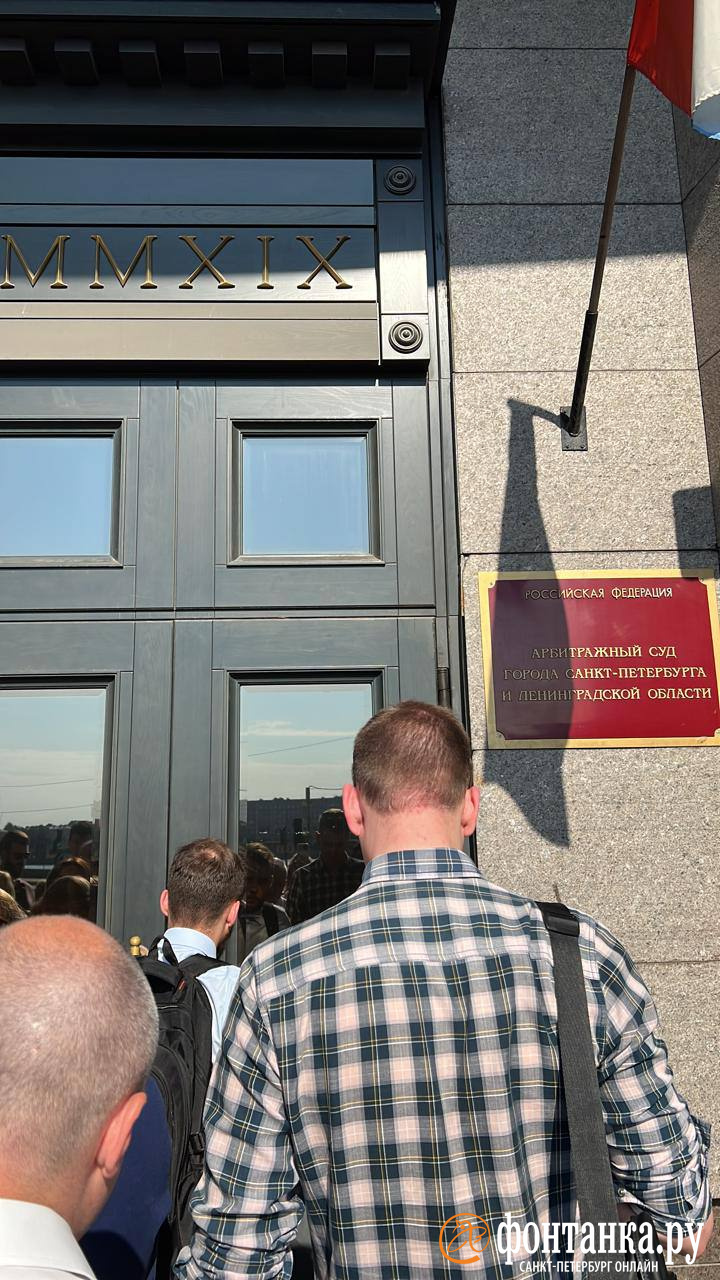 Посетители не сразу смогли попасть в Арбитражный суд Петербурга: заклинило дверь