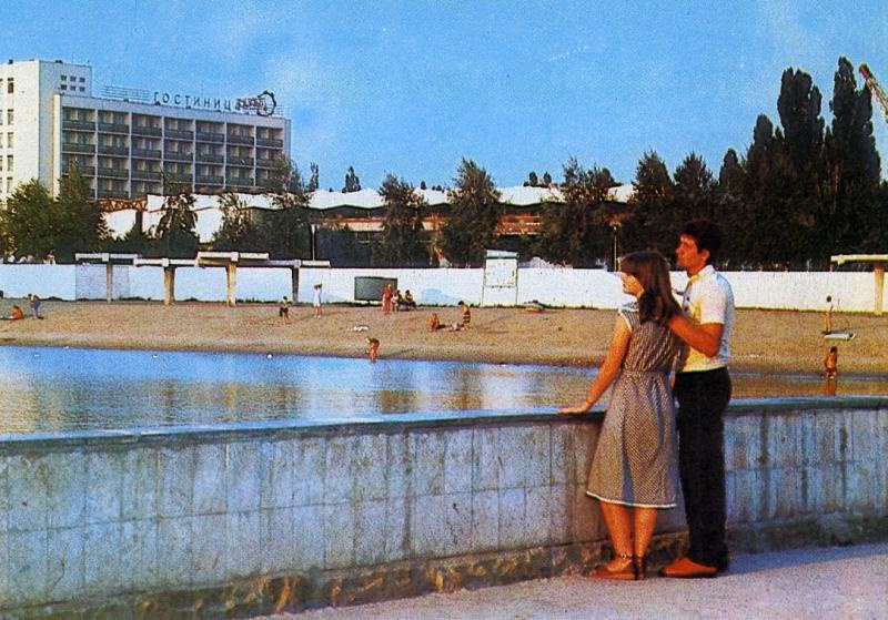 Народ отдыхает на Затоне в 1985 году