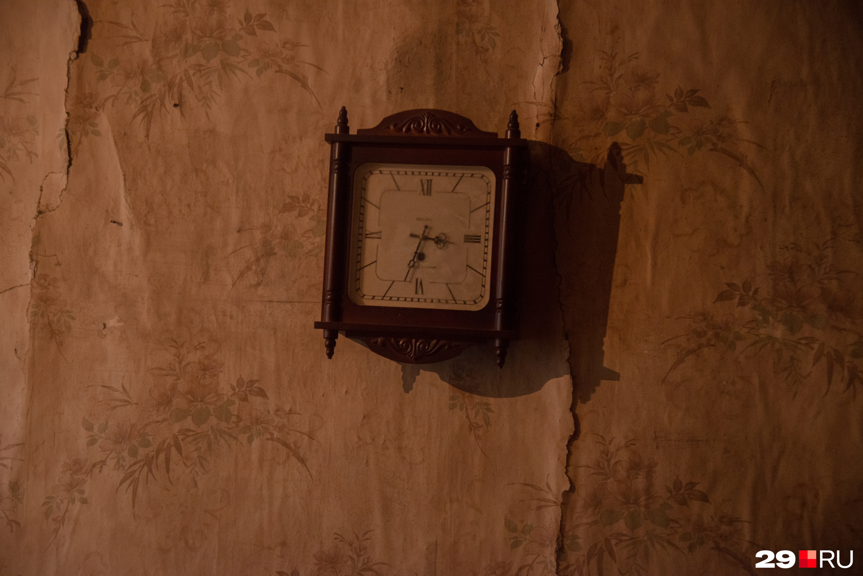 На стене — старые часы