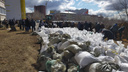 В Кургане на Солнечном укрепляют дамбу: сотни мешков и сотни рук в фоторепортаже 45.RU