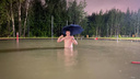 Жители «Паркового Премиум» устроили купание в песочнице, которую дождь превратил в бассейн. Видео