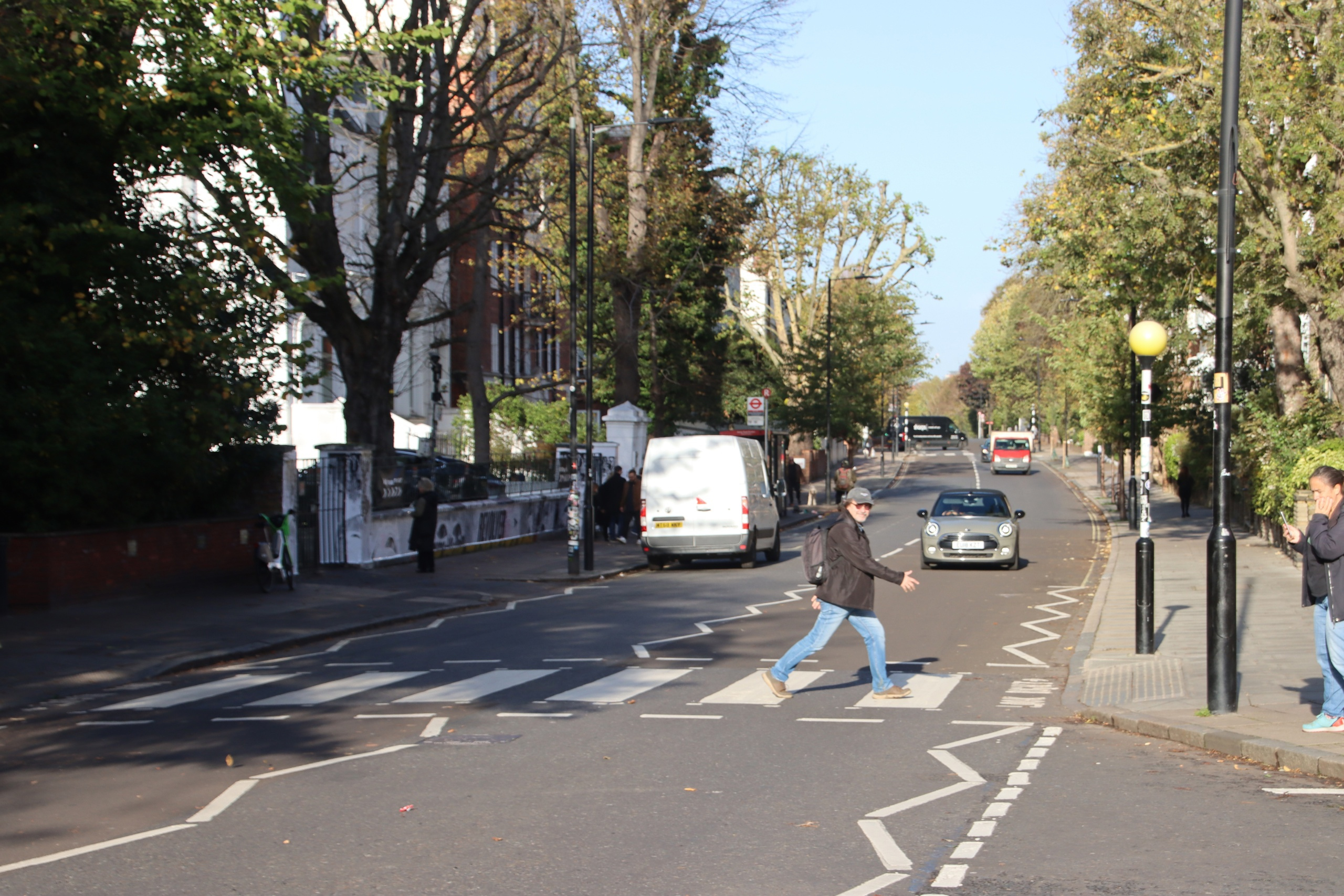 Учитель на переходе Abbey Road — тут гуляли The Beatles Учитель на переходе Abbey Road — тут гуляли The Beatles
