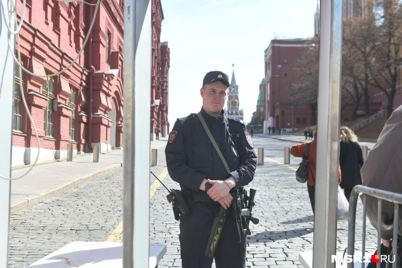 MSK1: Полицию на Красной площади серьезно вооружили после теракта в «Крокусе»