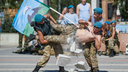 Разбивали блоки телом: как десантники отметили День ВДВ в Новосибирской области — <nobr class="_">15 фотографий</nobr>