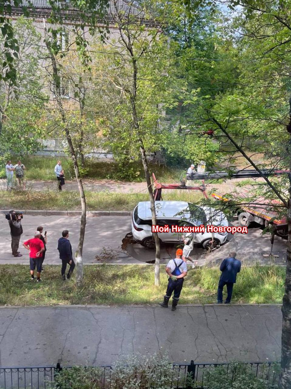 В Нижнем Новгороде автомобиль провалился в большую яму на дороге — видео