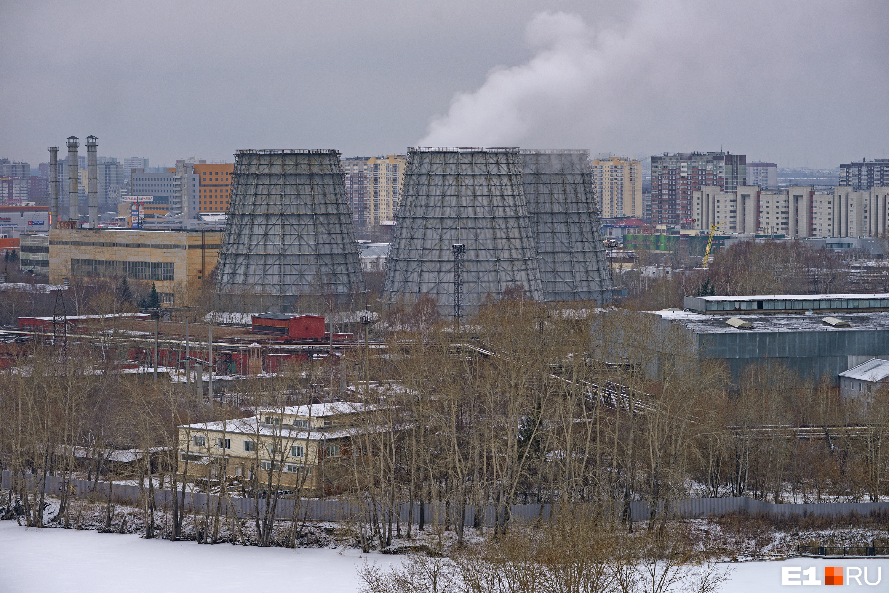 «Прибиралась и упала»: на заводе в Екатеринбурге насмерть разбилась работница