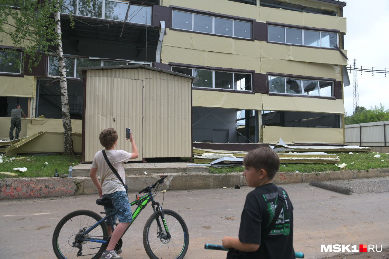 Взрыв на оптико-механическом заводе в Сергиевом Посаде на ЗОМЗ на проспекте  Красной Армии: взрывной гриб, выбило окна, информация о пострадавших, фото  и видео последствий - 9 августа 2023 - ФОНТАНКА.ру