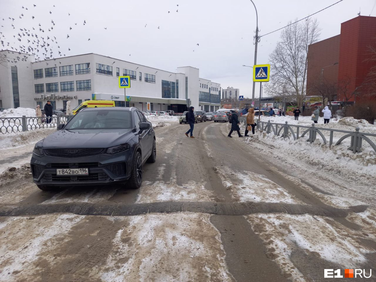 В Екатеринбурге водитель сбил маленькую девочку, которая упала на дороге