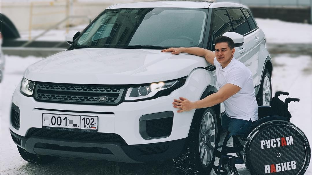 Приручил: как знаменитый блогер из Уфы Рустам Набиев без ног управляет своим Porsche с номером 001