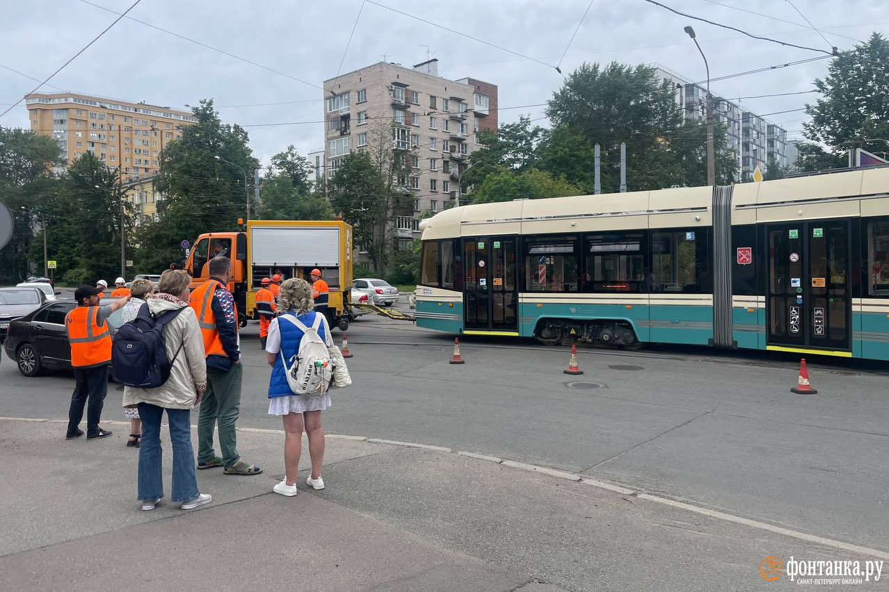 Ленинградский трамвай столкнул с рельсов нового «Довлатова»