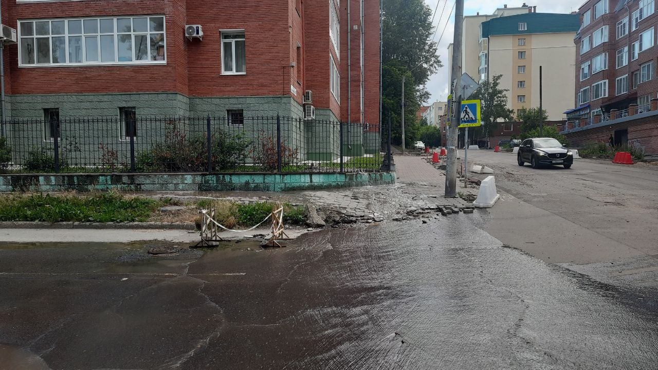 «Хлещет ручьём»: в центре Томска прорвало трубу с горячей водой