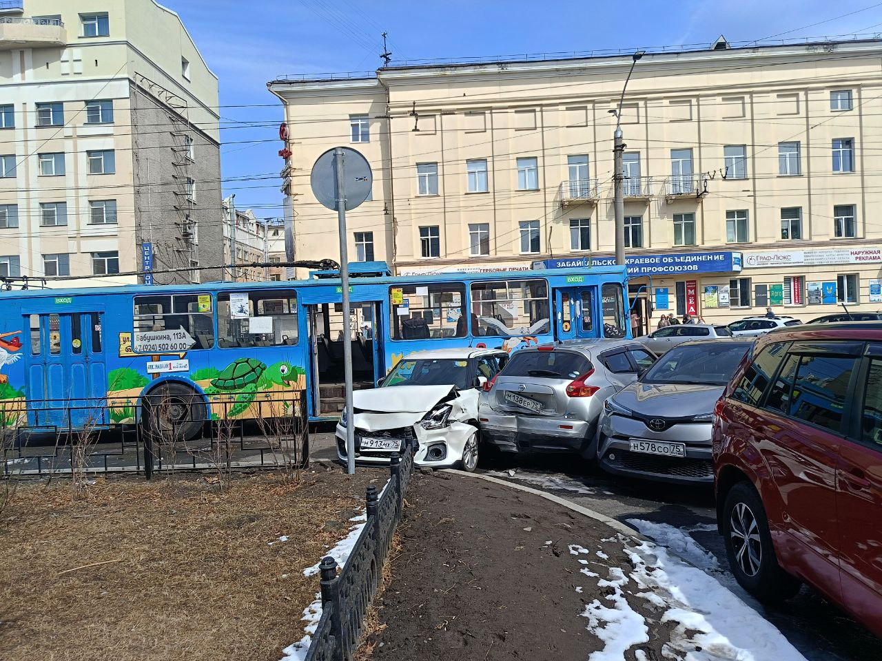Троллейбус № 1 врезался в припаркованные машины на улице Ленина в Чите