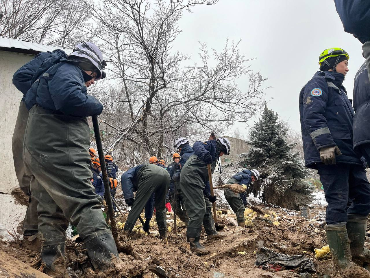 Оплывина в Алма-Ате раздавила дом вместе с семьёй. Глину с кучей осколков  разбирают руками | 08.02.2024 | Санкт-Петербург - БезФормата