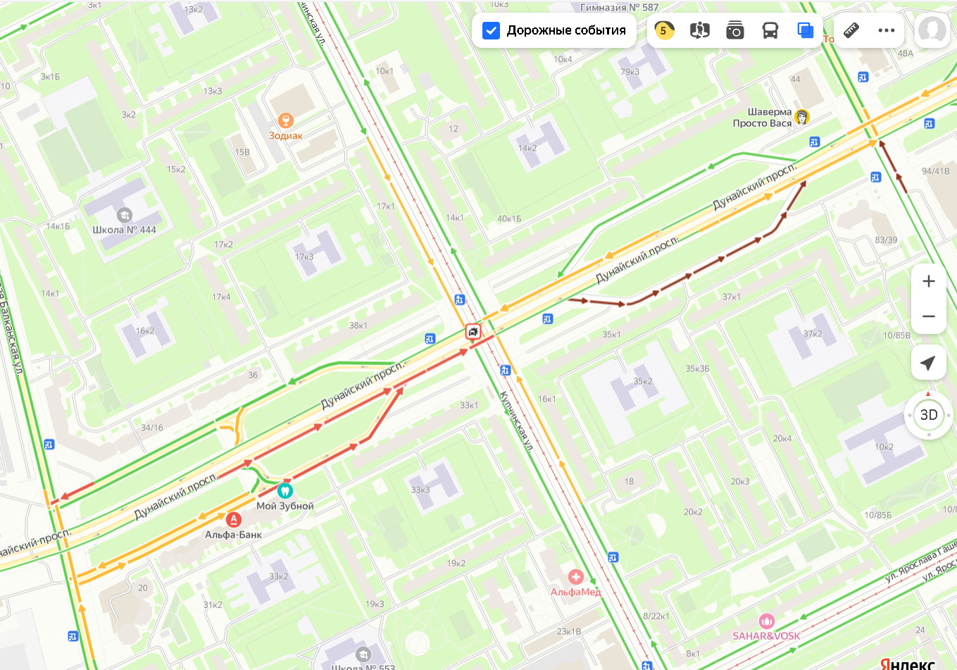 Микроавтобус лег на бок на Дунайском проспекте. Авария собирает пробку