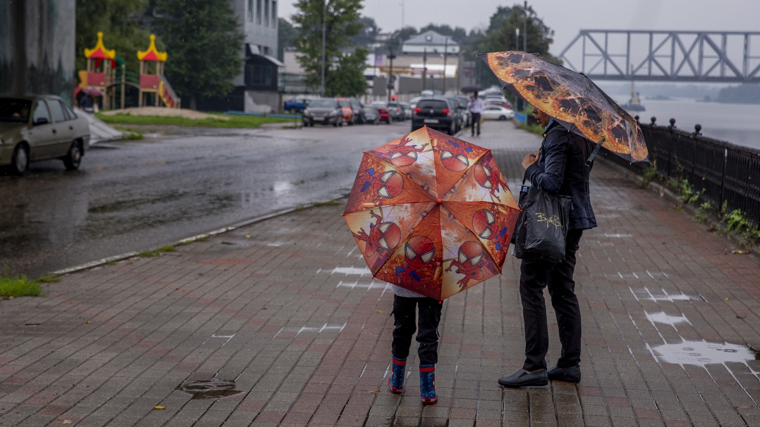 Сейчас начнется дождь. Дождливый день. Дождливый день весной. Набережная в дождь. Дождь в России.