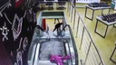 Маленькую девочку защемило эскалатором в новосибирском ТЦ — видео, где ребенка тащит по лестнице вверх