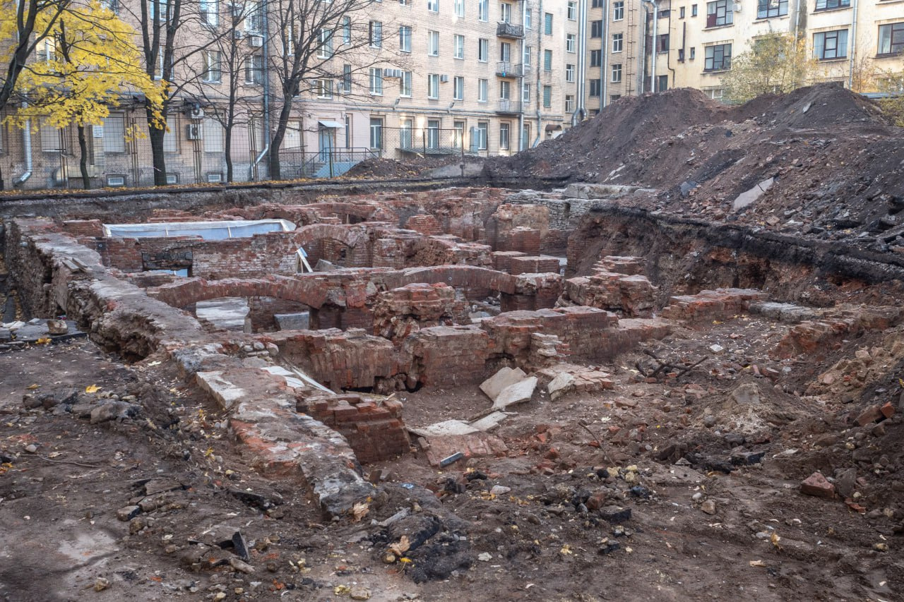 Во дворе общежития ГАСУ на набережной Фонтанки, 123, обнаружили развалины Владимирского пассажа Ново-Александровского рынка, построенного в 1867 году. 2019 год