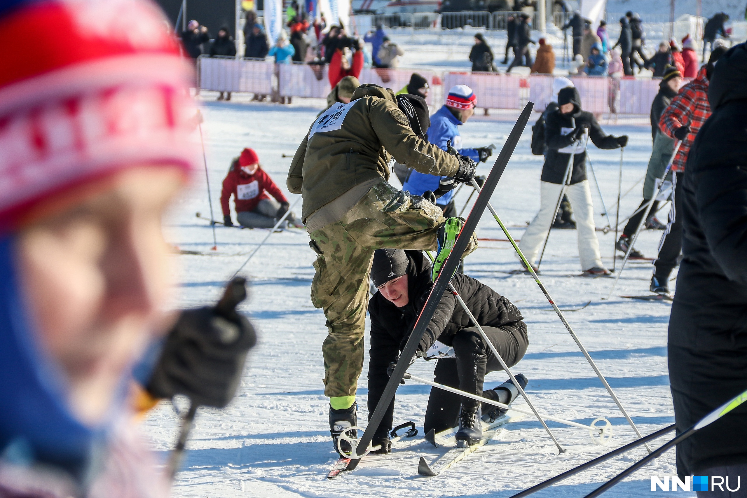 Кто-то от усталости залезал лыжами в крепления на лыжных палках. Товарищи помогали выпутаться из неловкой ситуации