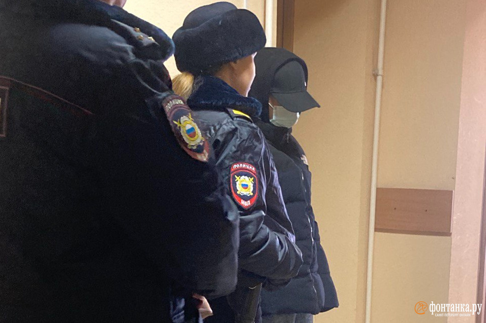 «Он бил фашистов». За «группу лиц» в петербургской «Галерее» арестован один 17-летний