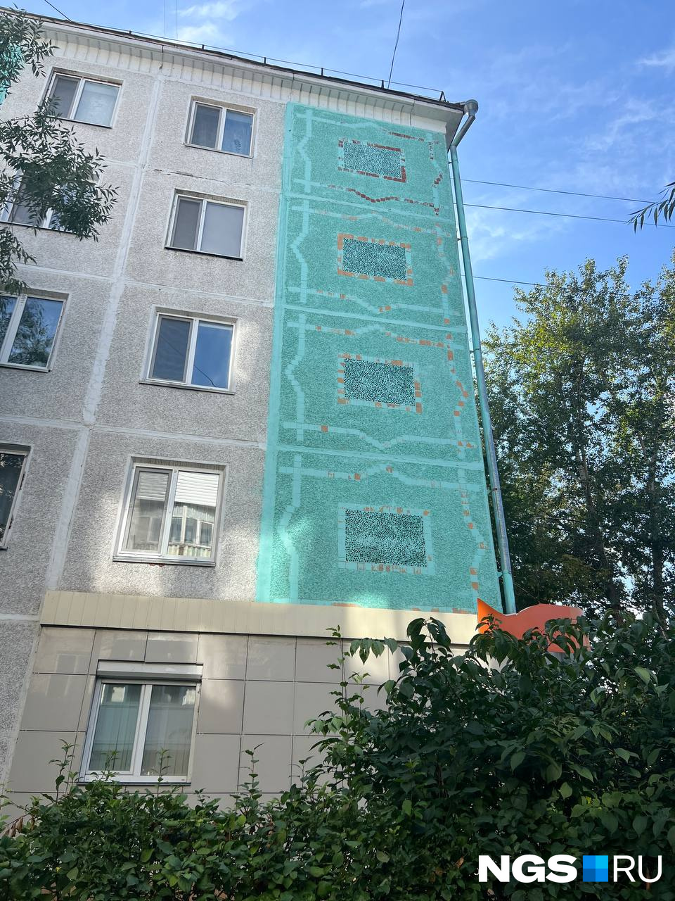В Петропавловске значительную часть типовых домов украшают разнообразные мозаики с национальным колоритом
