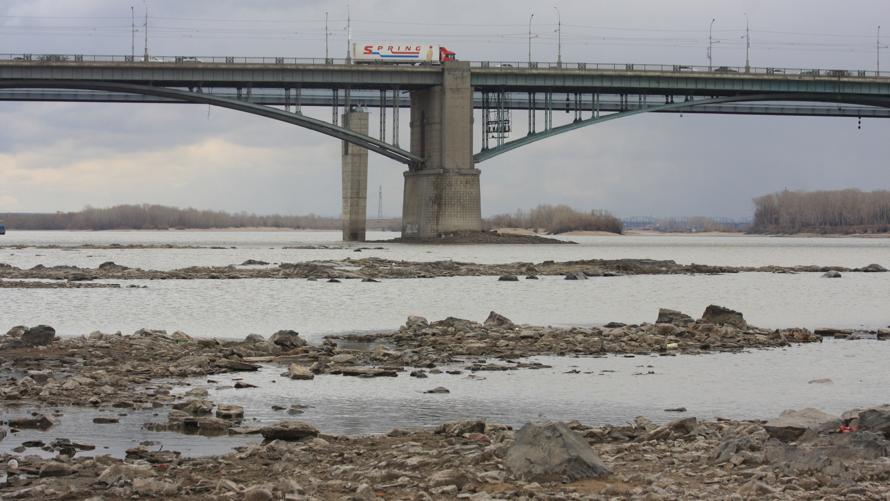 «Дирижабли запустите через Обь и канатную дорогу»: новосибирцы отреагировали на планы по строительству еще трех мостов