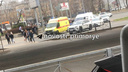 Валялся на проезжей части и кричал. Неадекватный приморец напугал водителей во Владивостоке — видео