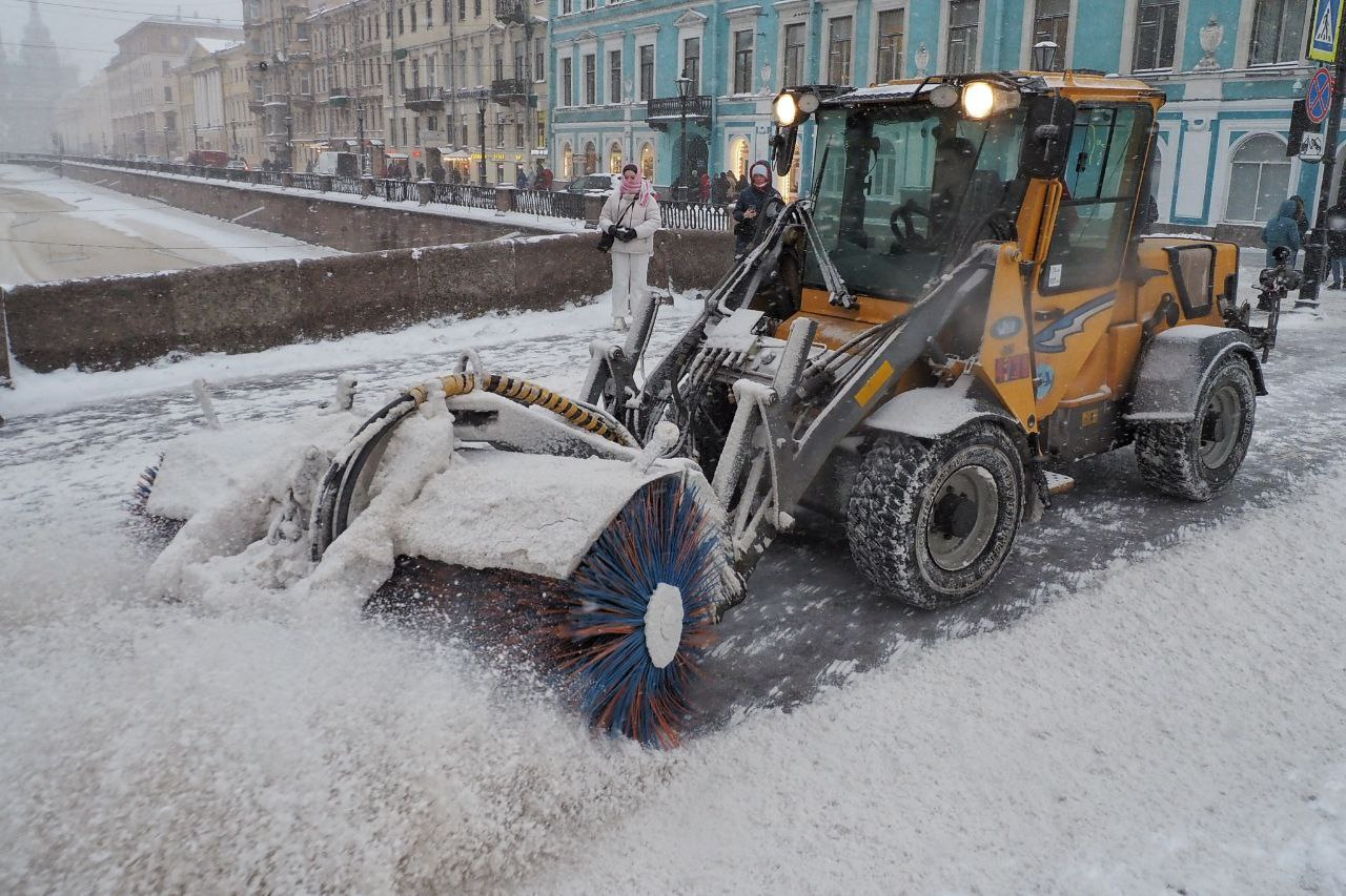 Заметённый Петербург: люди прячутся от ветра, на пригородных трассах едва  не сдувает машины | 18.01.2024 | Санкт-Петербург - БезФормата