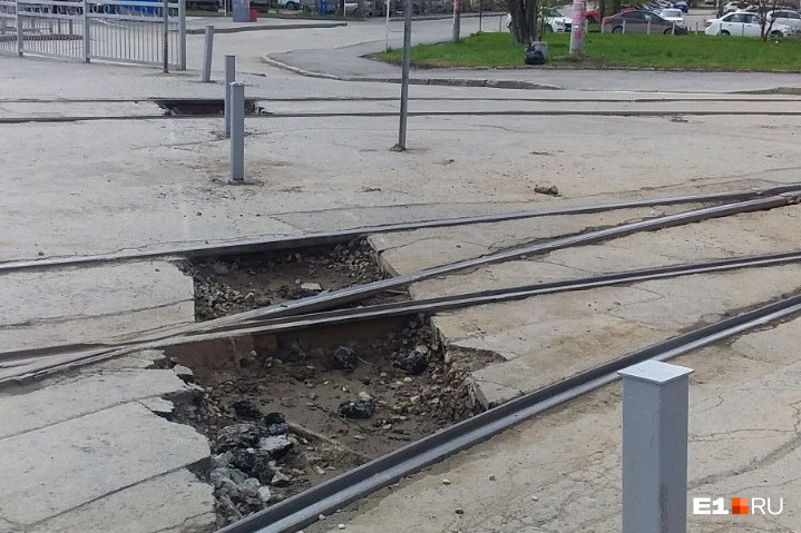 Выкопали ямы, поставили страшные столбы: в Екатеринбурге трамвайное кольцо защитили от автохамов