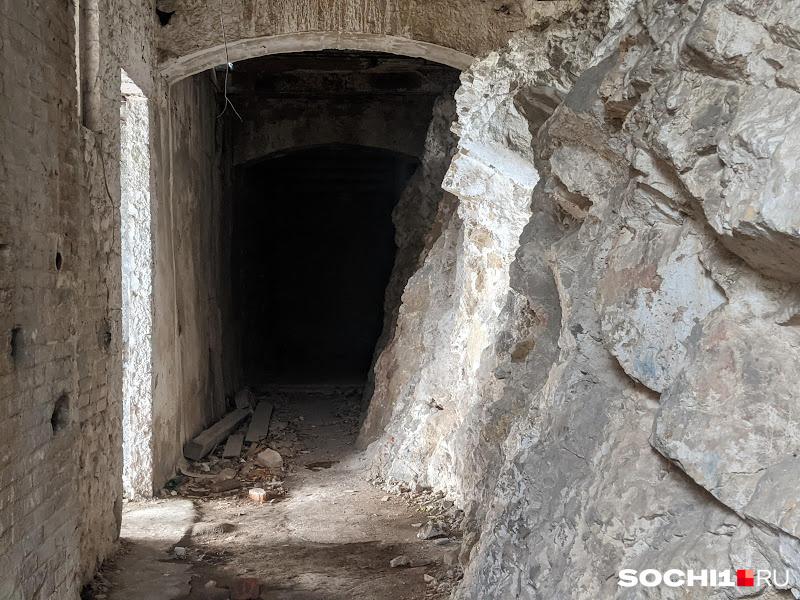 Загадочные коридоры манят в неизвестность. Стена справа — часть скалы
