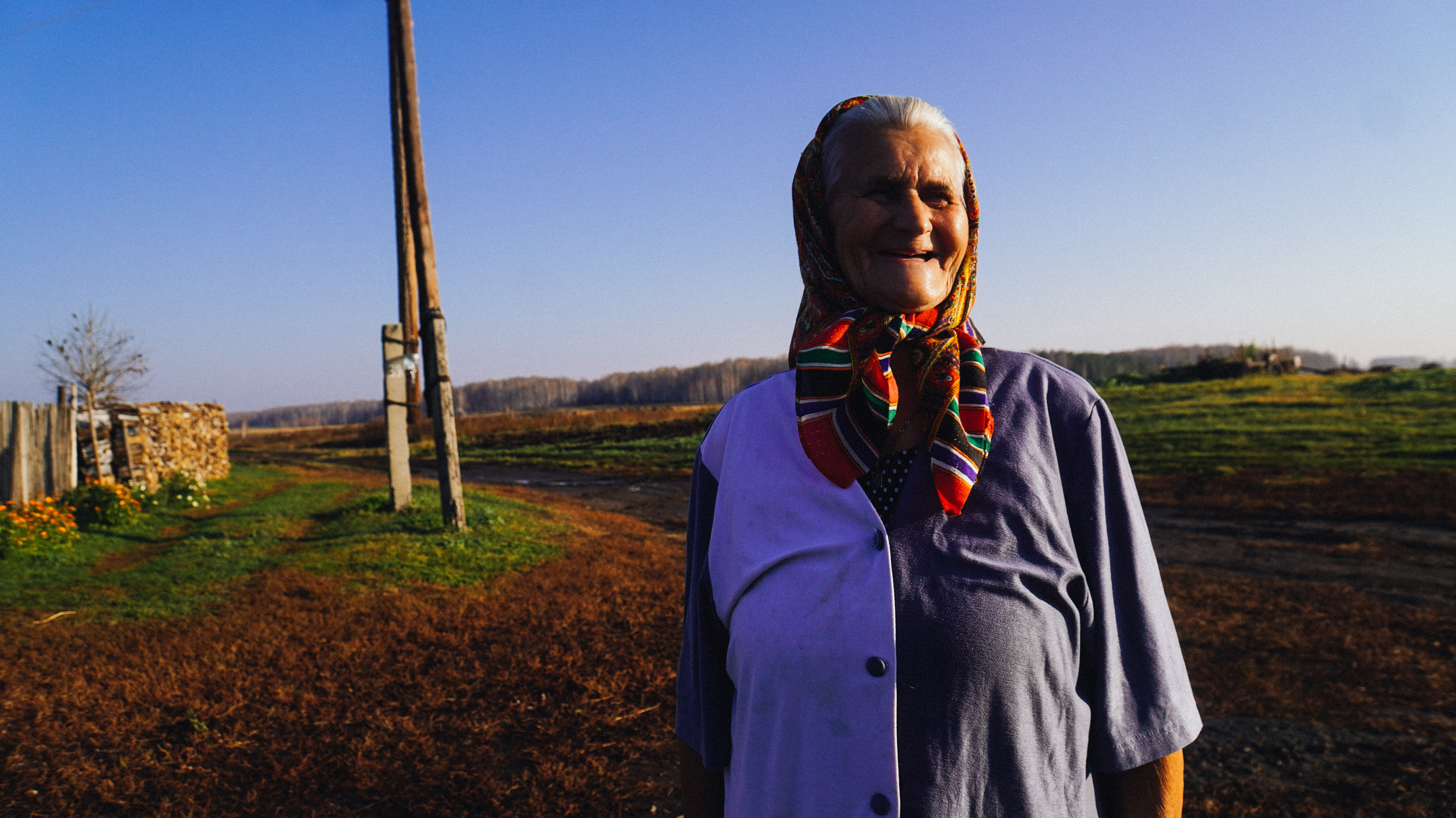 «Хандра бывает, че говорить»: как живет 81-летняя бабушка, возившая омского губернатора по сгоревшей деревне. Теперь она — единственный ее житель