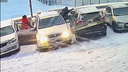 «Пришлось ехать на мойку»: водитель «Сузуки» облил маслом «Ниссан» за близкую парковку к своей машине — видео инцидента