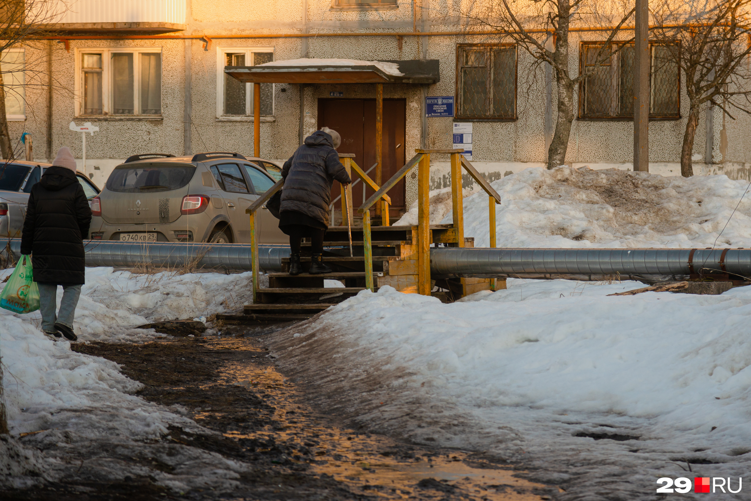 Через трубы приходится перелезать, но для этого сооружены лестницы Через трубы приходится перелезать, но для этого сооружены лестницы