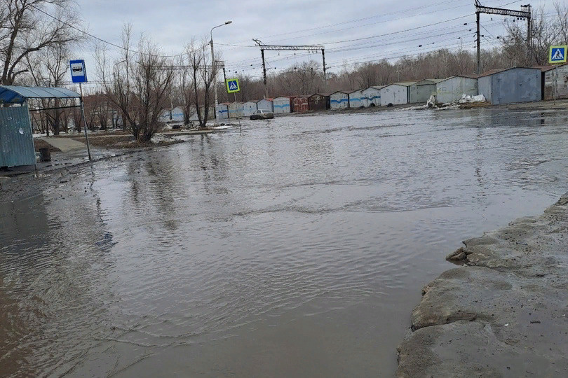 Омск утонул в лужах: подборка самых эпичных «озер» на городских дорогах