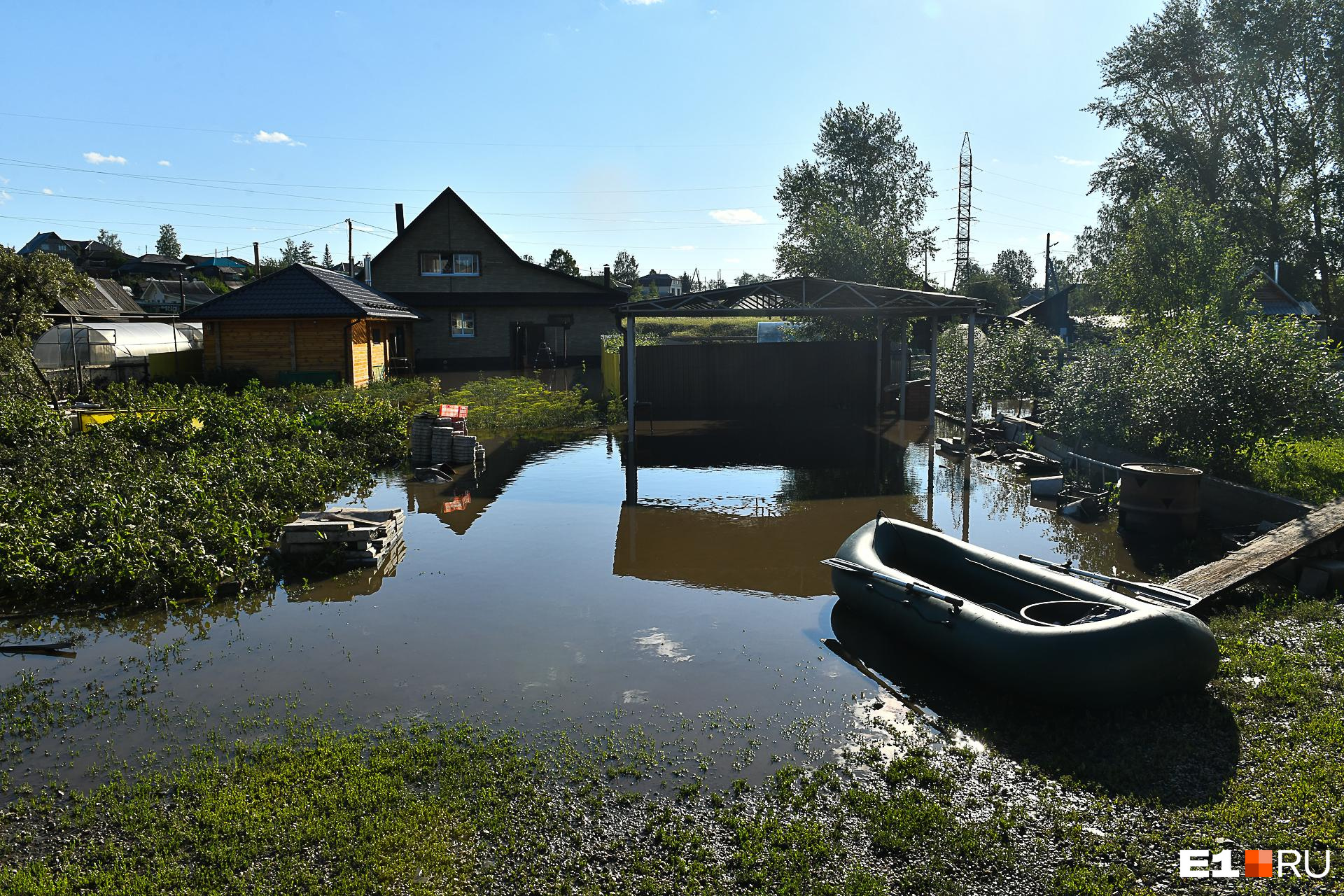 За рекою село текст