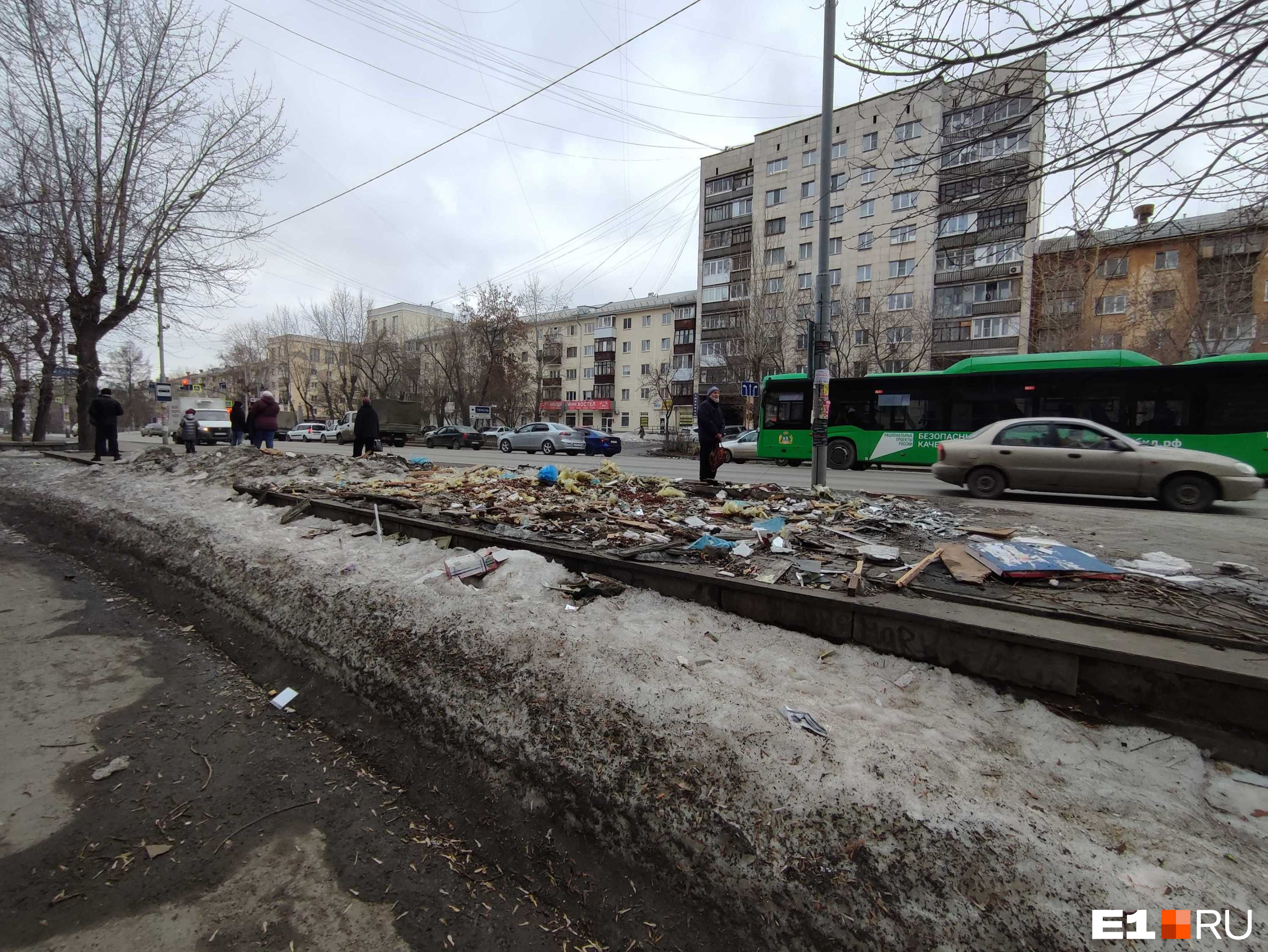 «Поражаюсь срачу»: в Екатеринбурге пассажиры три месяца садятся в автобусы с остановки-помойки