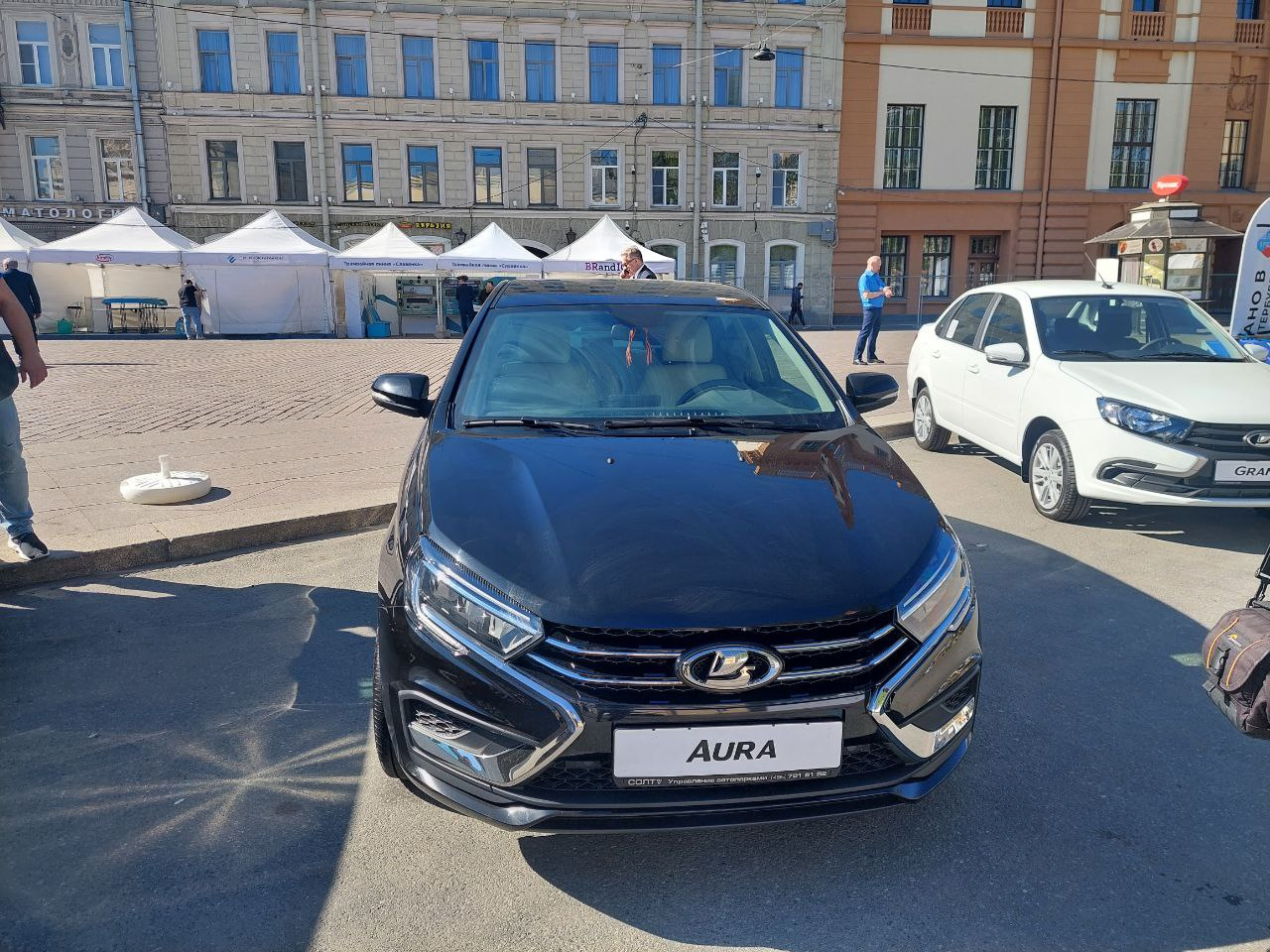 АВТОВАЗ показал петербуржцам новый автомобиль Aura