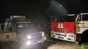 Пожарная машина не смогла подняться в гору в Сочи для тушения горящего дома, в котором находился человек