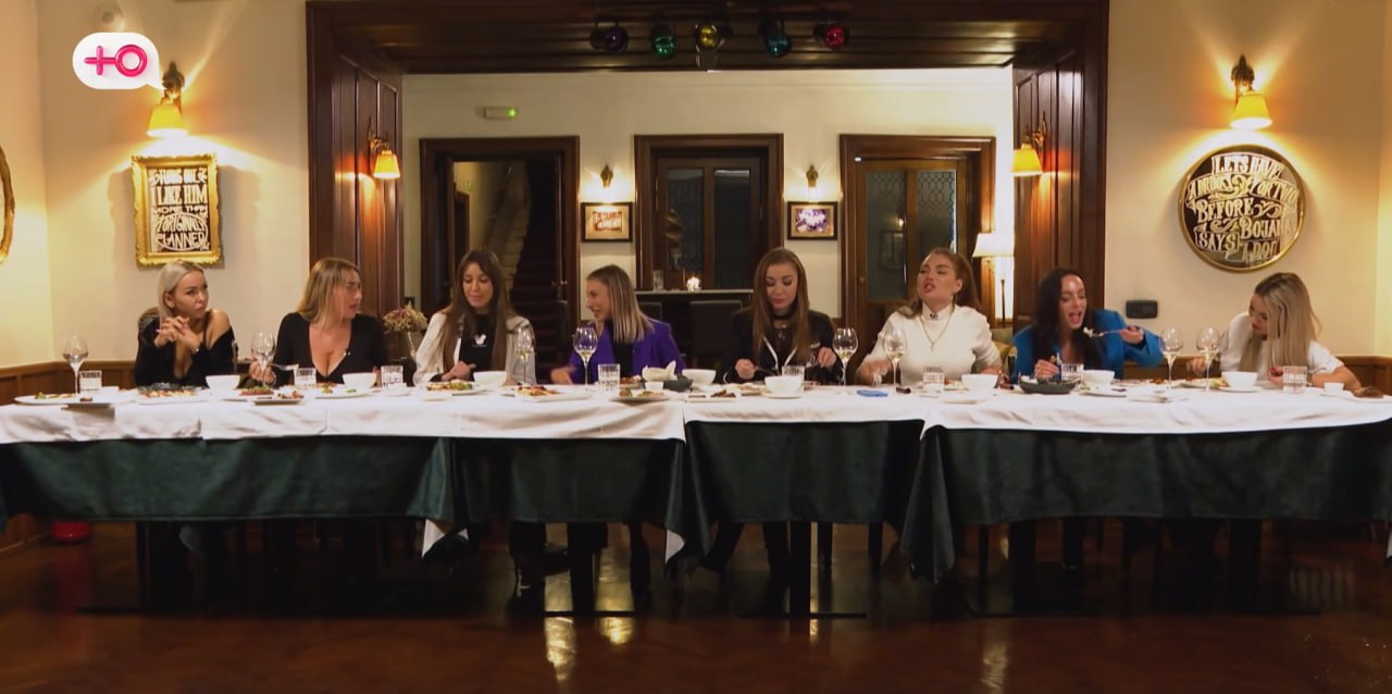 Участницы проекта за ужином, видимо, стилизованным под Тайную вечерю. Паулина — вторая слева