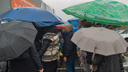 Не пугают ни ветер, ни дождь: за какими товарами люди выстраиваются в очереди на Маргаритинке