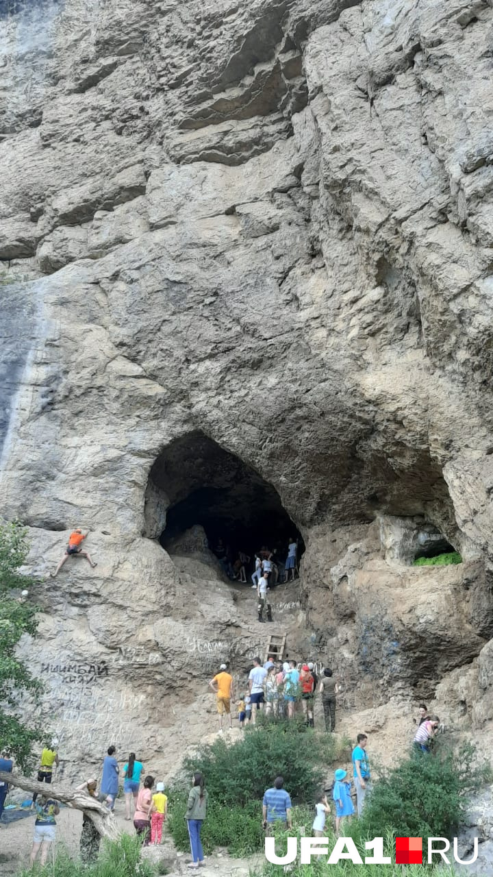 Гора с пещерой Салавата привлекает не только обычных туристов, но и скалолазов
