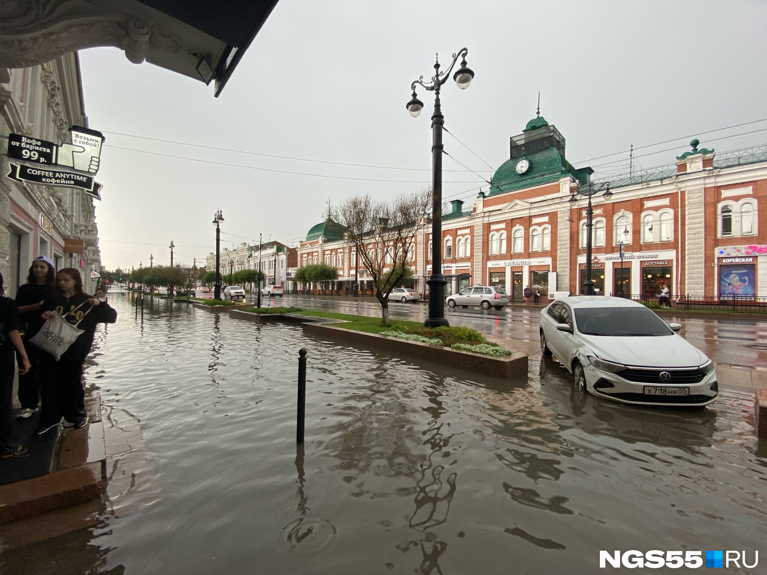 Машины уходят под воду, а в Камергерском появилось озеро: смотрим фото и видео затопленных омских улиц